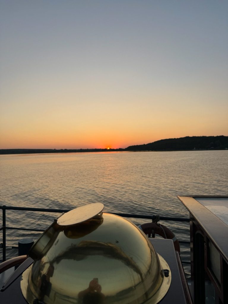 Der Kompass der Weissen Düne mit blick aufs Wasser im Sonnenuntergang