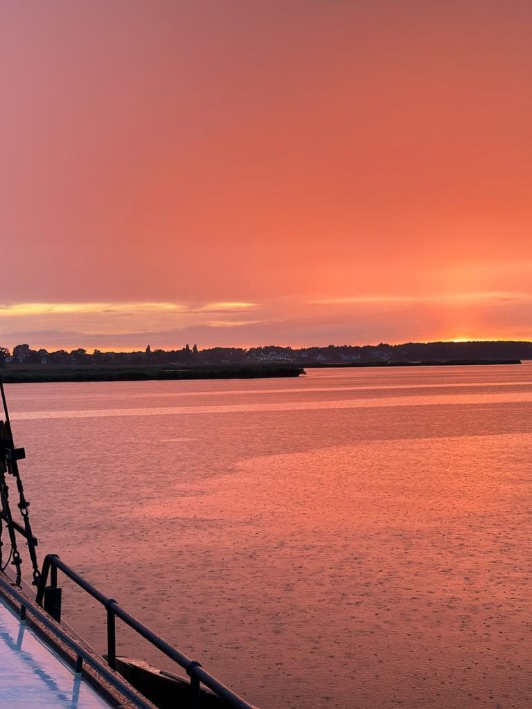 Blick in den Sonnenuntergang von Bord der Weissen Düne